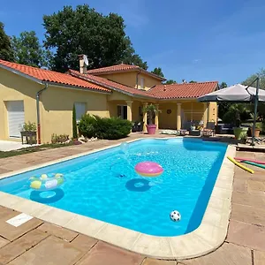 Dans Avec Piscine Bed & Breakfast